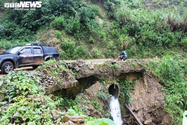 Hơn một năm sau sạt lở, nhiều con đường vùng cao Quảng Nam vẫn ngổn ngang đất đá - 5