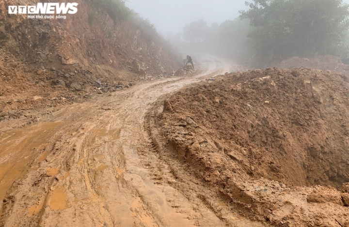 Hơn một năm sau sạt lở, nhiều con đường vùng cao Quảng Nam vẫn ngổn ngang đất đá - 8