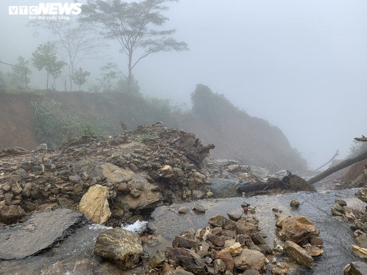 Hơn một năm sau sạt lở, nhiều con đường vùng cao Quảng Nam vẫn ngổn ngang đất đá - 4