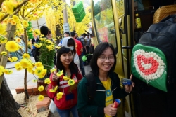 sinh vien gay bao khi keu goi ky ten phan doi cho nghi tet qua dai