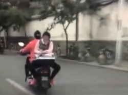 video nam thanh nien dieu khien xe may lao thang vao khe hep giua 2 o to